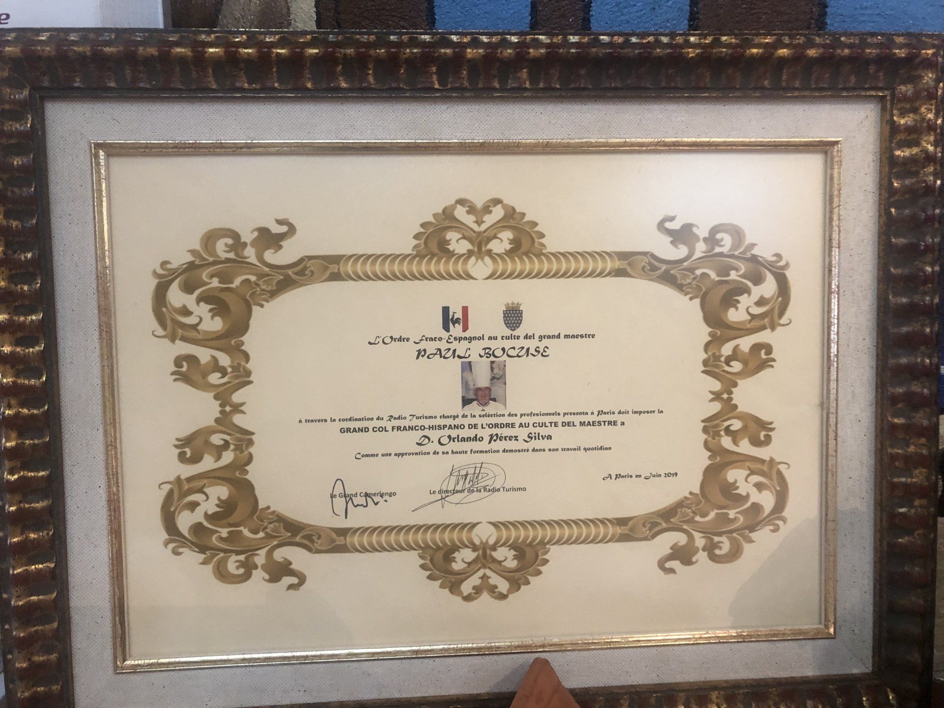 Un certificado enmarcado con la letra h.