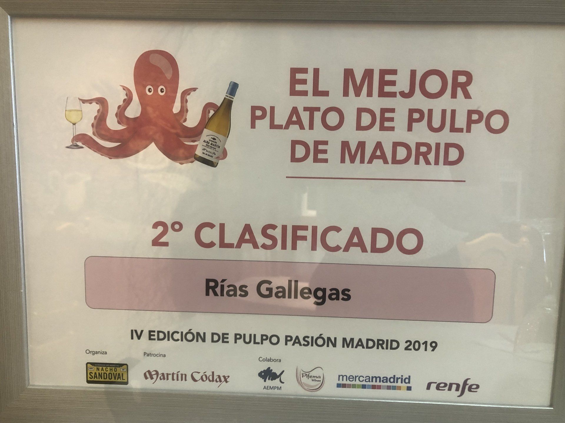A framed certificate that says el mejor plato de pulpo de madrid