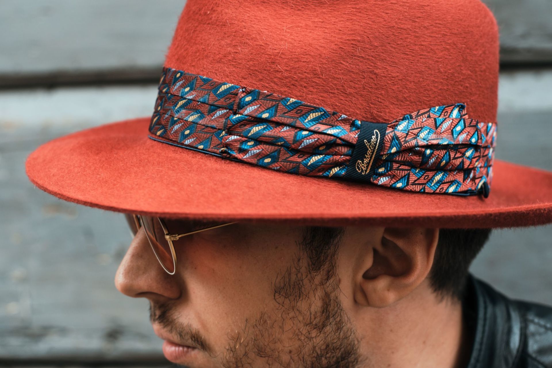 cappello invernale rosso con fascia
