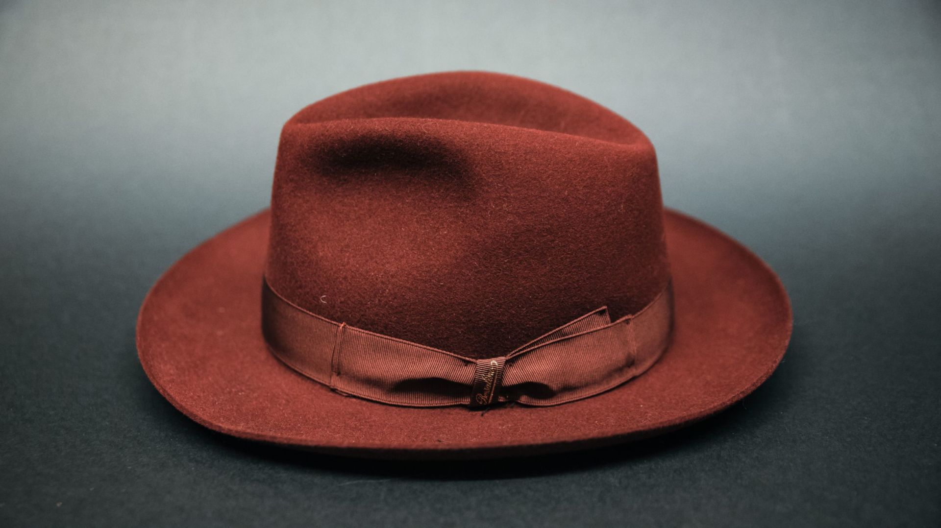 cappello invernale bordeaux con fascia