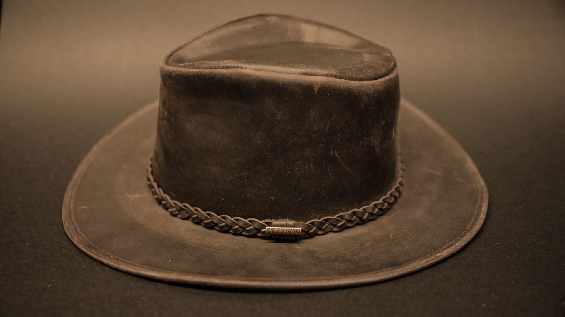 cappello invernale in cuoio