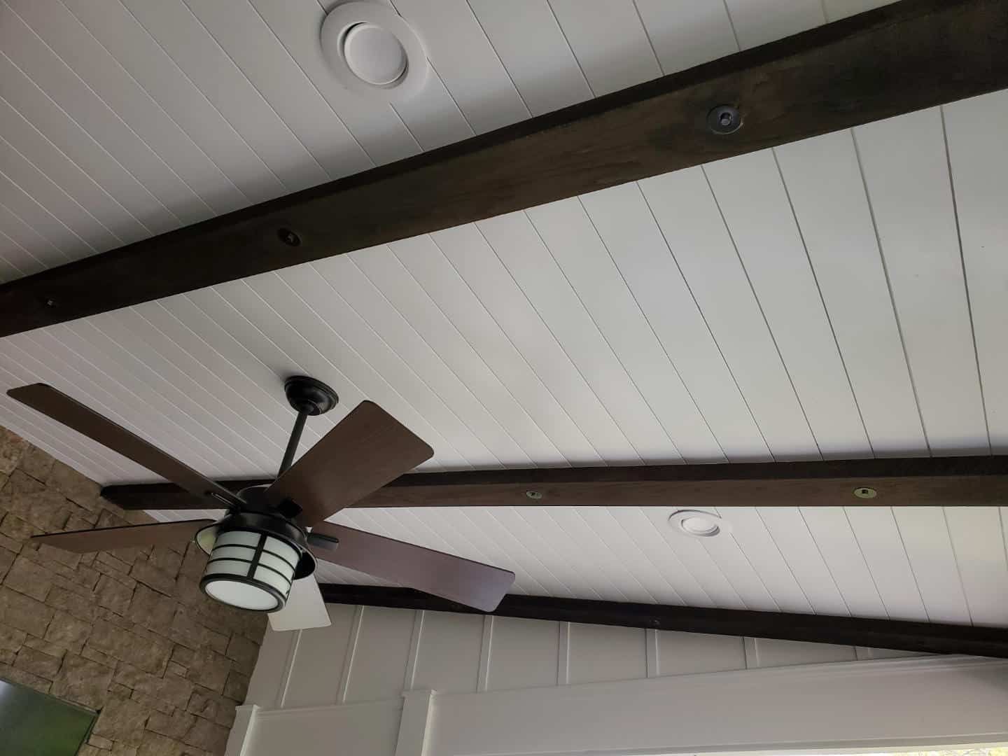 A ceiling fan is hanging from the ceiling of a room.