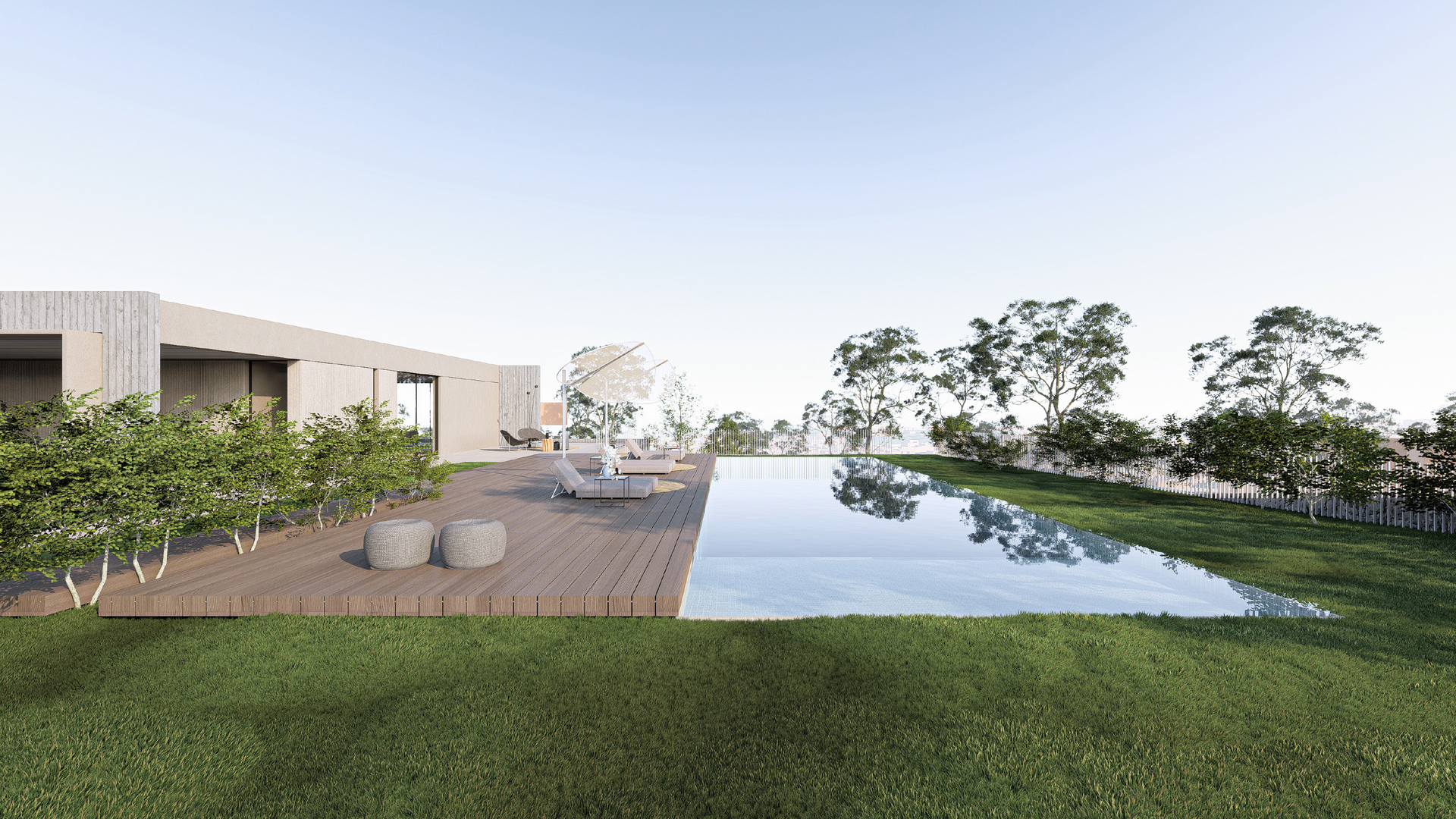 Moderna casa bianca a due piani con ampie finestre, terrazza in legno, posti a sedere all'aperto e vegetazione lussureggiante.