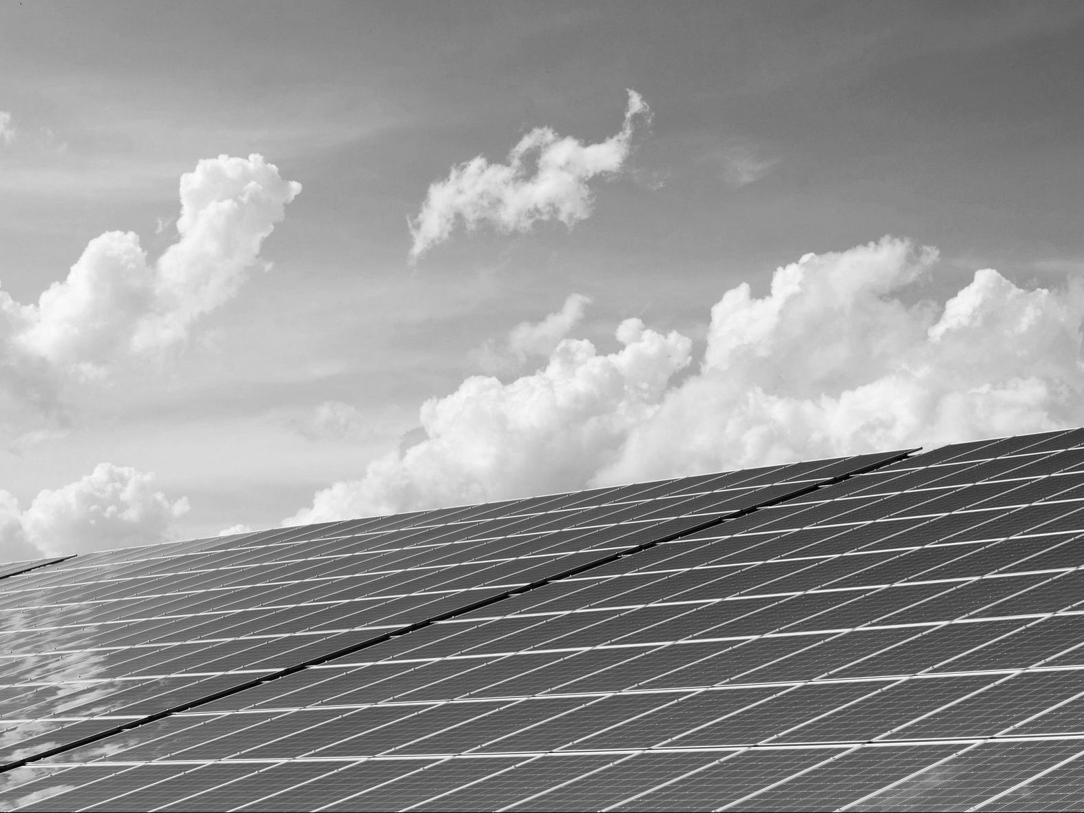 Solarmodule unter einem teilweise bewölkten Himmel nutzen Sonnenlicht für erneuerbare Energie.