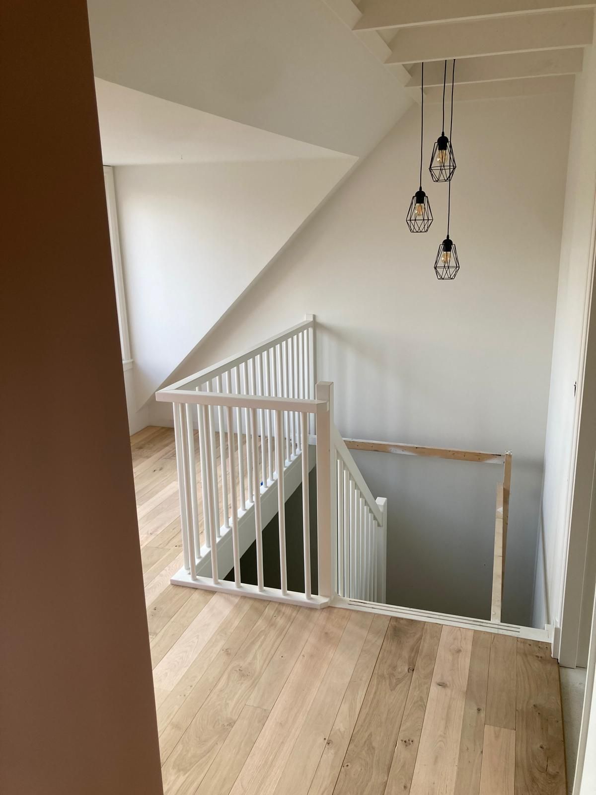 Overloop en een strakke parketvloer