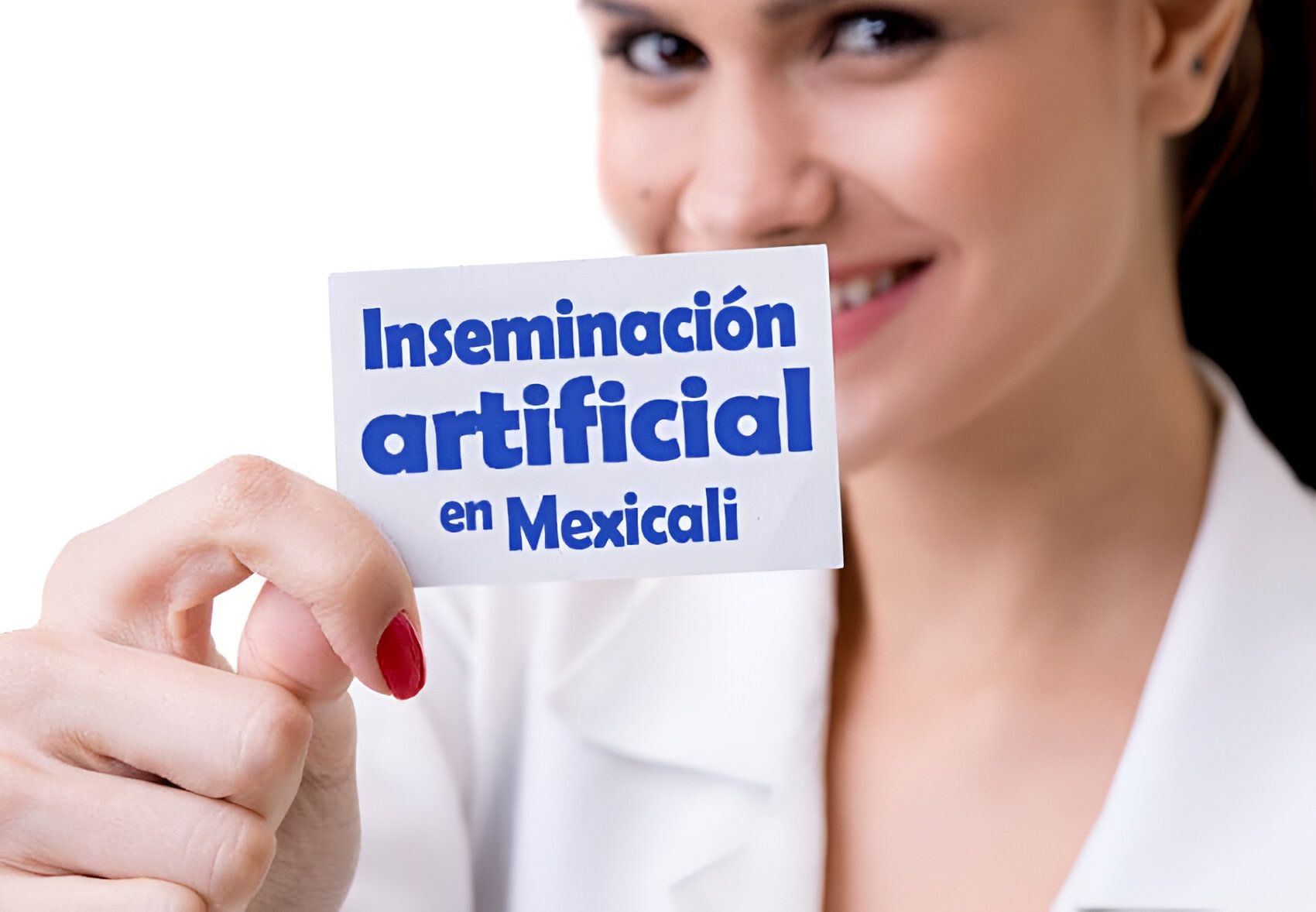 Una mujer sostiene una tarjeta que dice inseminación artificial en mexicali.