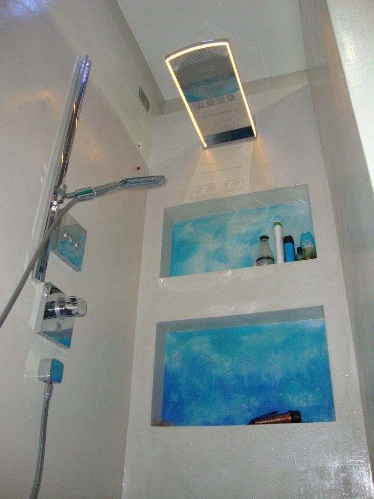 Progetto bagno con pareti in resina Monza