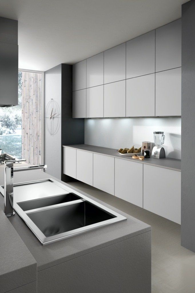 Progetto cucina con doppi pensili alti