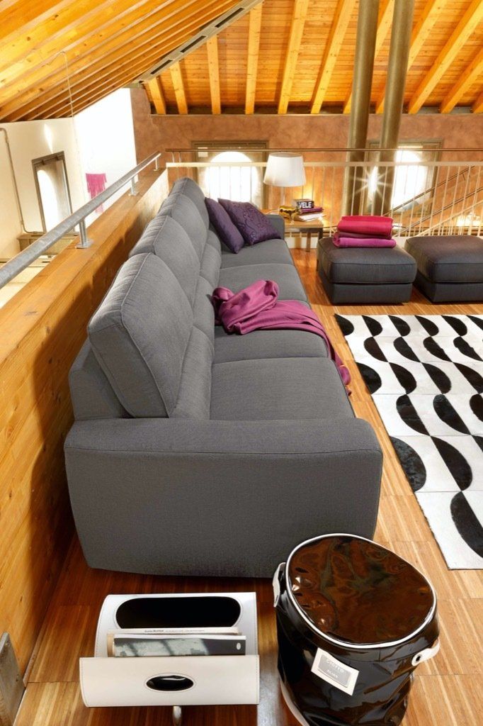 Progetto divano grigio in mansarda Monza