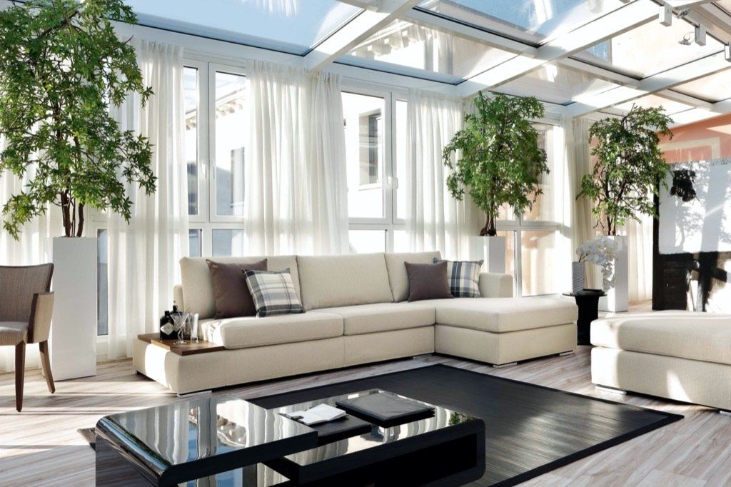 Progetto divano in locale tutto vetro Monza