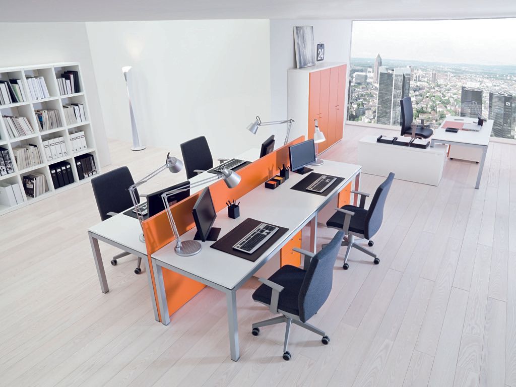 Progettazione di impianti a Monza per scrivania ufficio