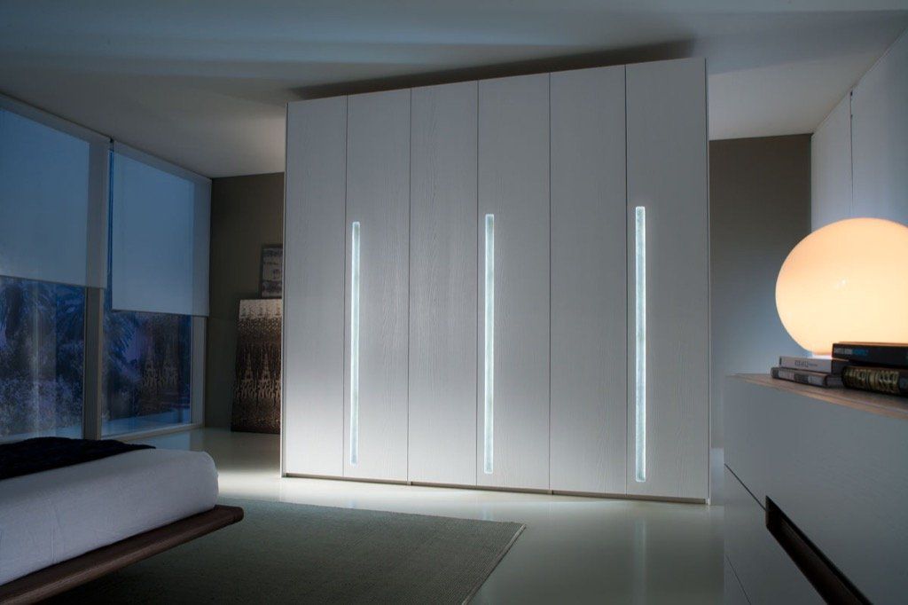 Progetto armadio con luci led dell'arredamento interno a Monza
