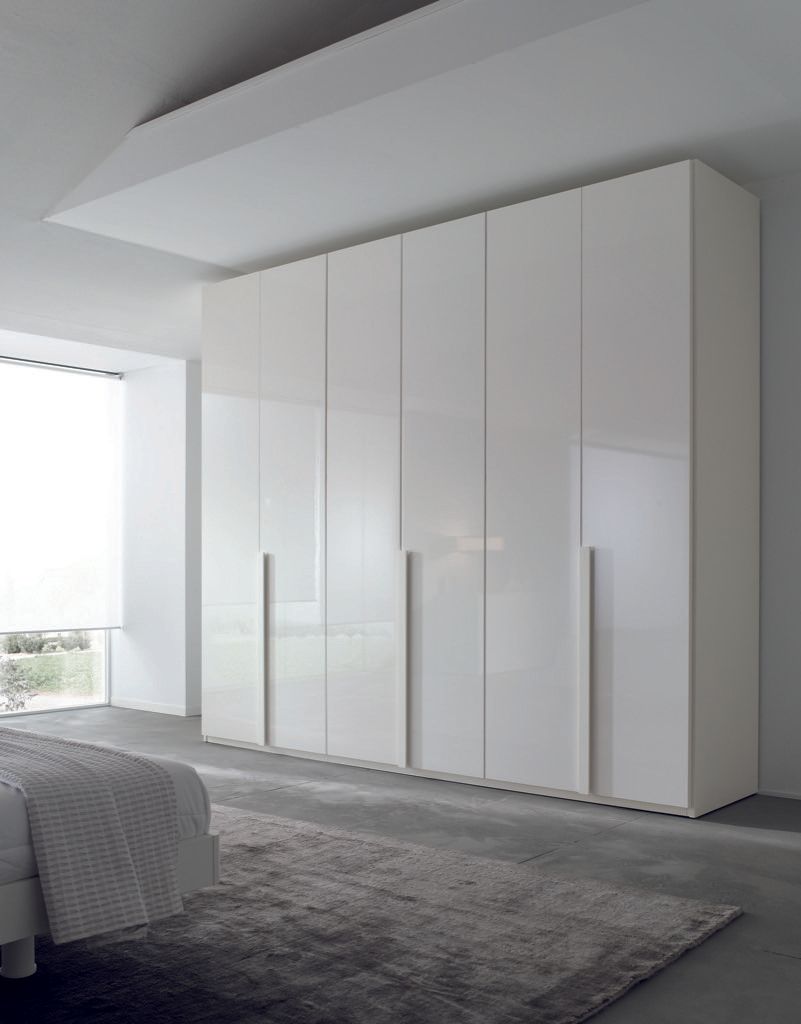 armadio con luci led dell'arredamento interno a Monza