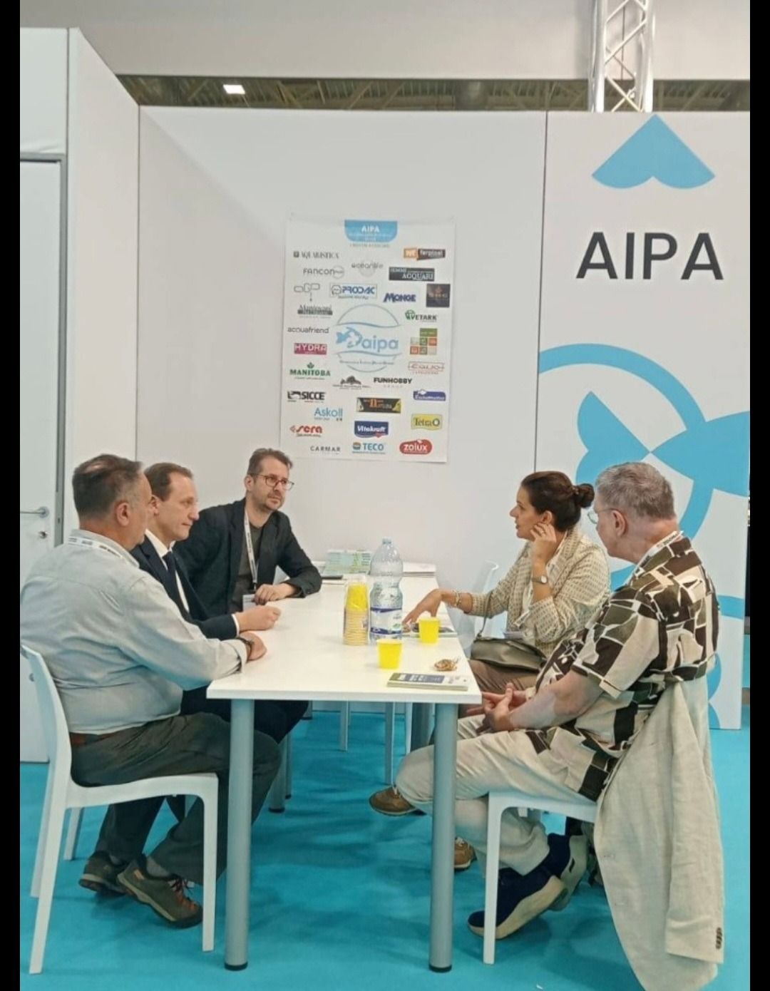 Incontro AIPA tra professionisti dell'acquariofilia per promuovere collaborazione e sviluppo del settore.