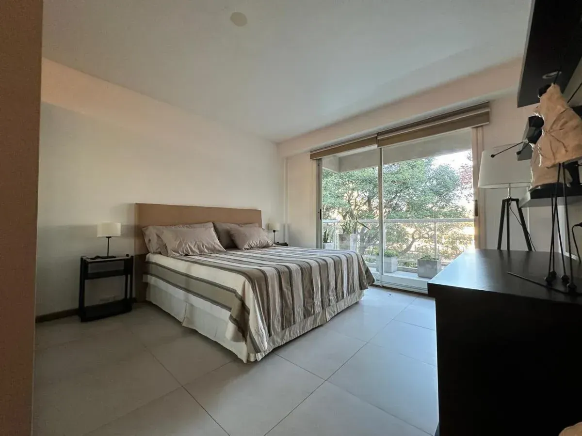 Casa moderna blanca con diseño minimalista, día soleado.