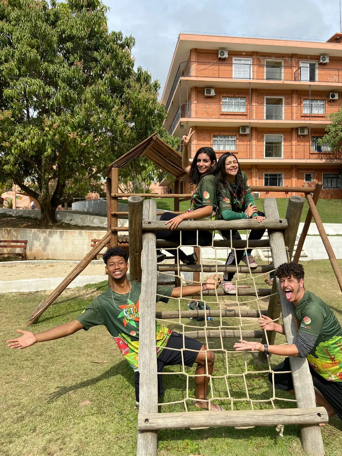 um grupo de pessoas posa para uma foto em um playground.