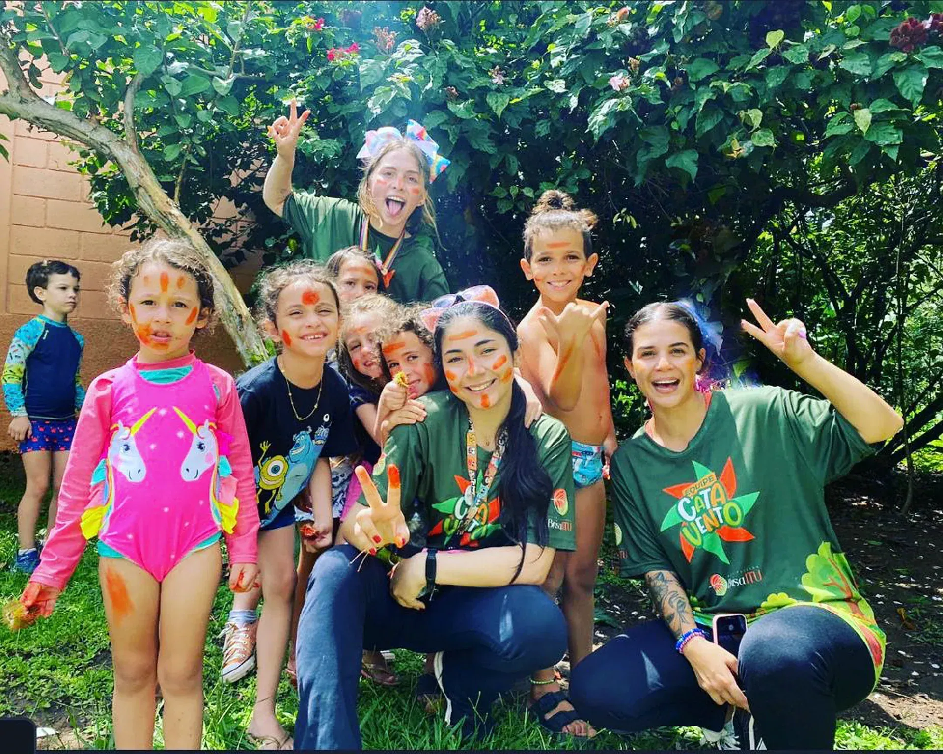 um grupo de pessoas posando para uma foto com os rostos pintados.