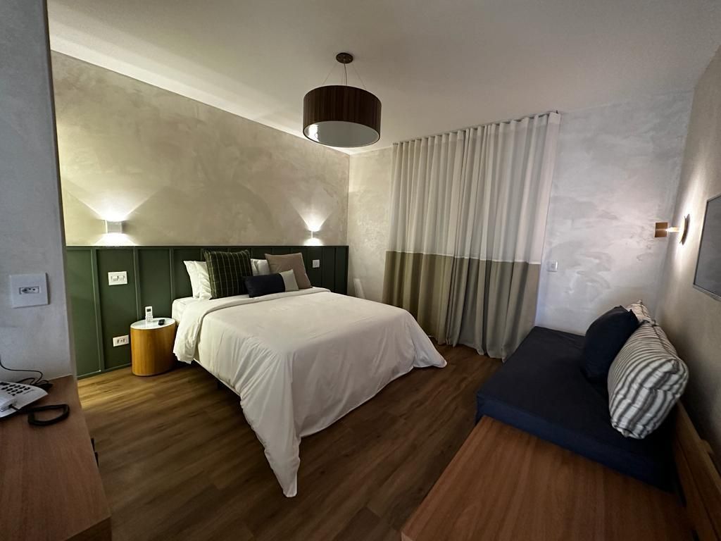 um quarto de hotel com uma cama e um sofá