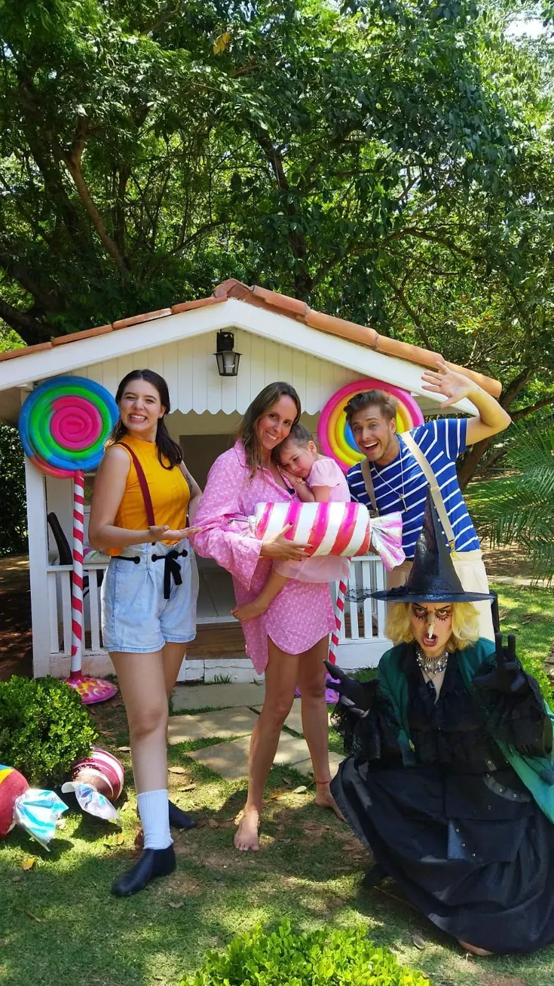um grupo de pessoas posa para uma foto em frente a um teatro.