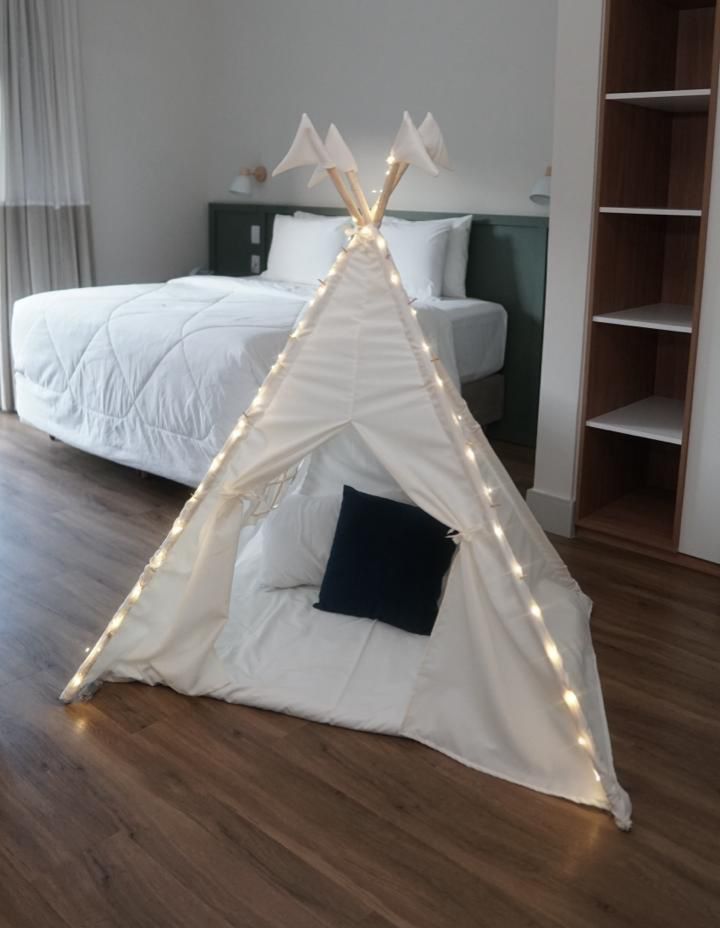 um bolo de aniversário com muitas velas acesas