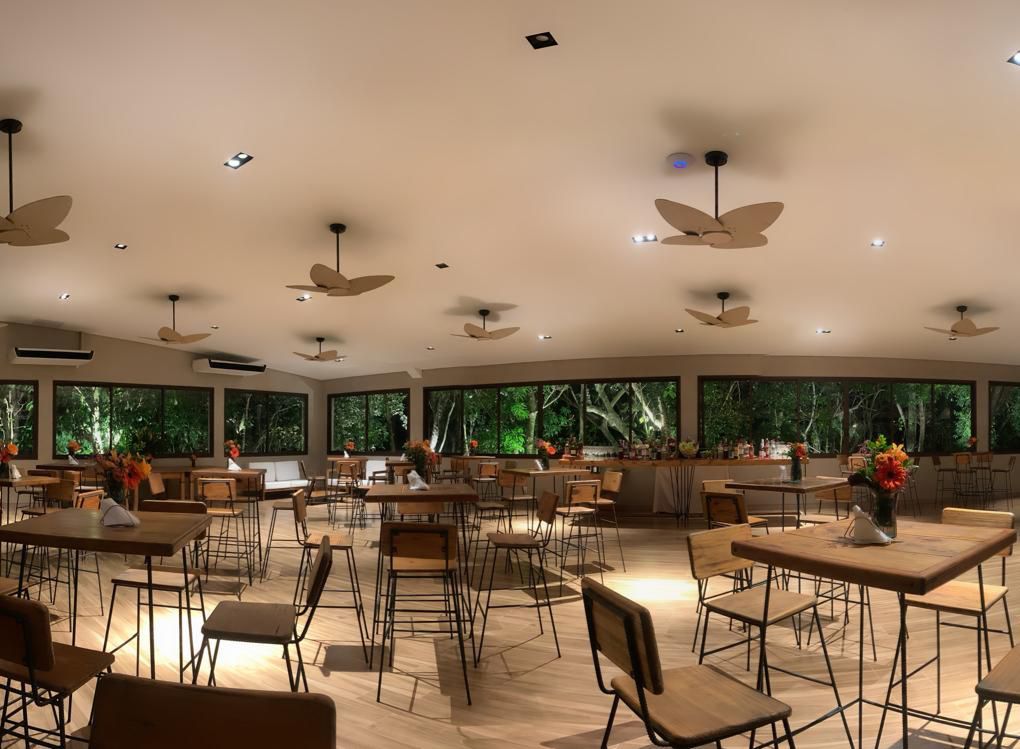 uma longa sala com fileiras de cadeiras.