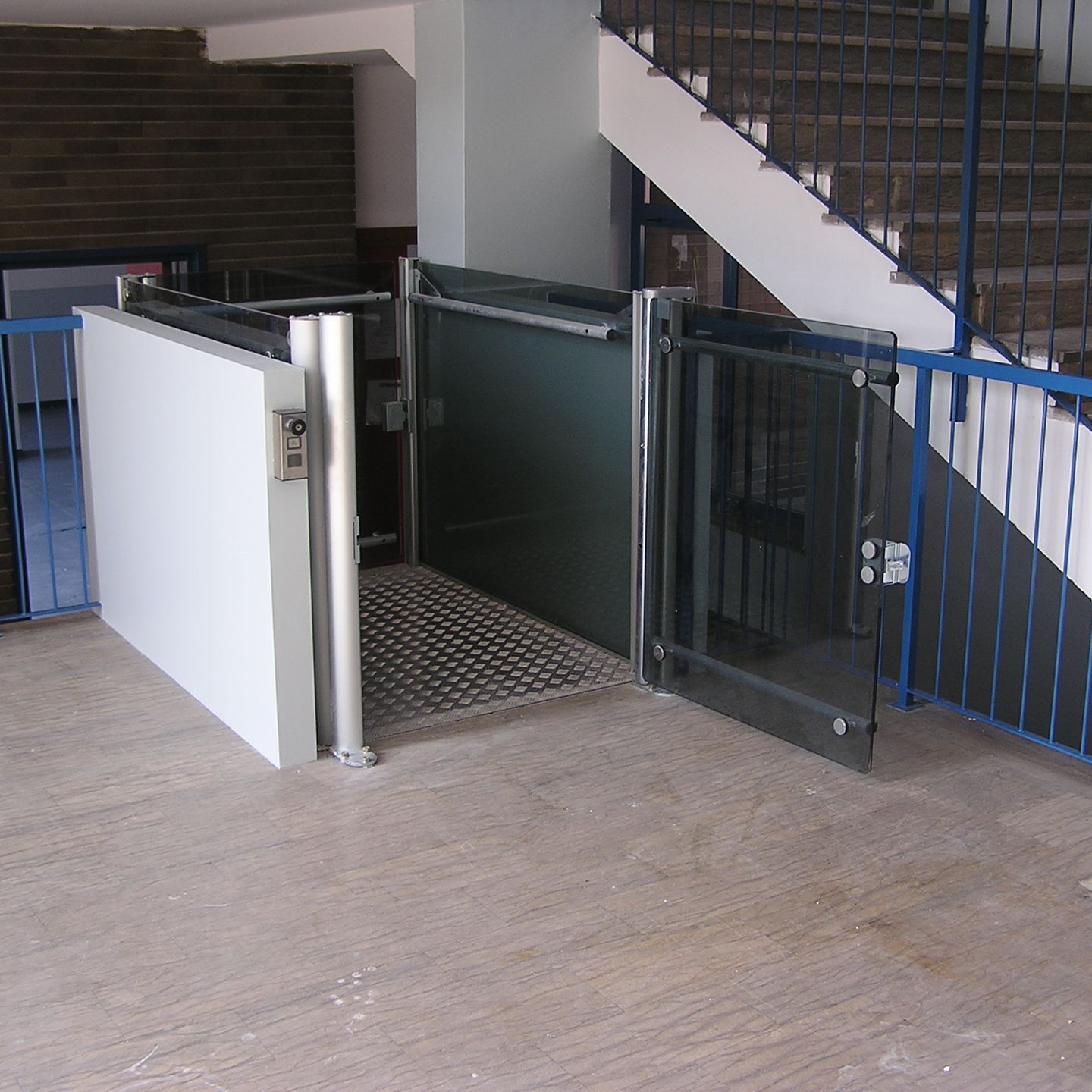 MidiLevel, la solución ideal para llegar a balcones o rellanos, adecuada para su instalación en ambientes interiores y exteriores