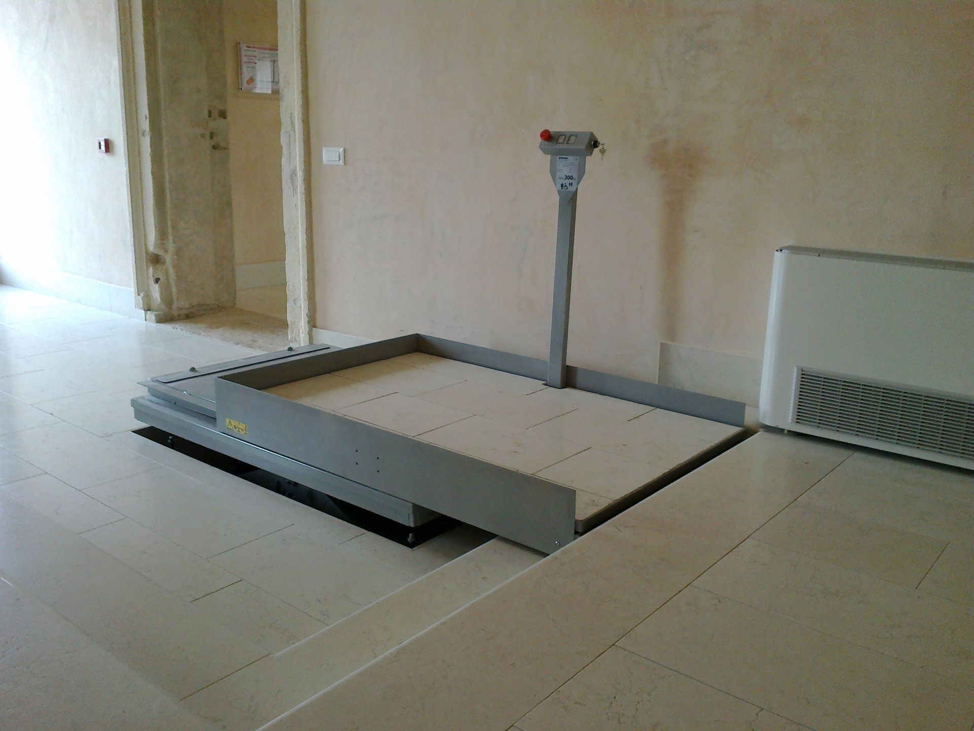 La plataforma elevadora para peldaños le permite salvar desniveles de hasta 3 o 4 peldaños con total seguridad y sin sobrecargar la escalera después de su uso.