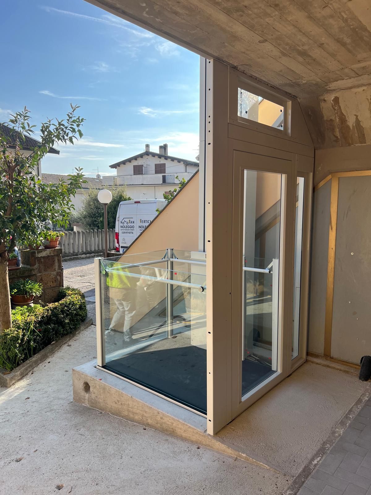 Elevatore TopLevel caratterizzato da linee essenziali e da un design che si adatta in qualsiasi ambiente