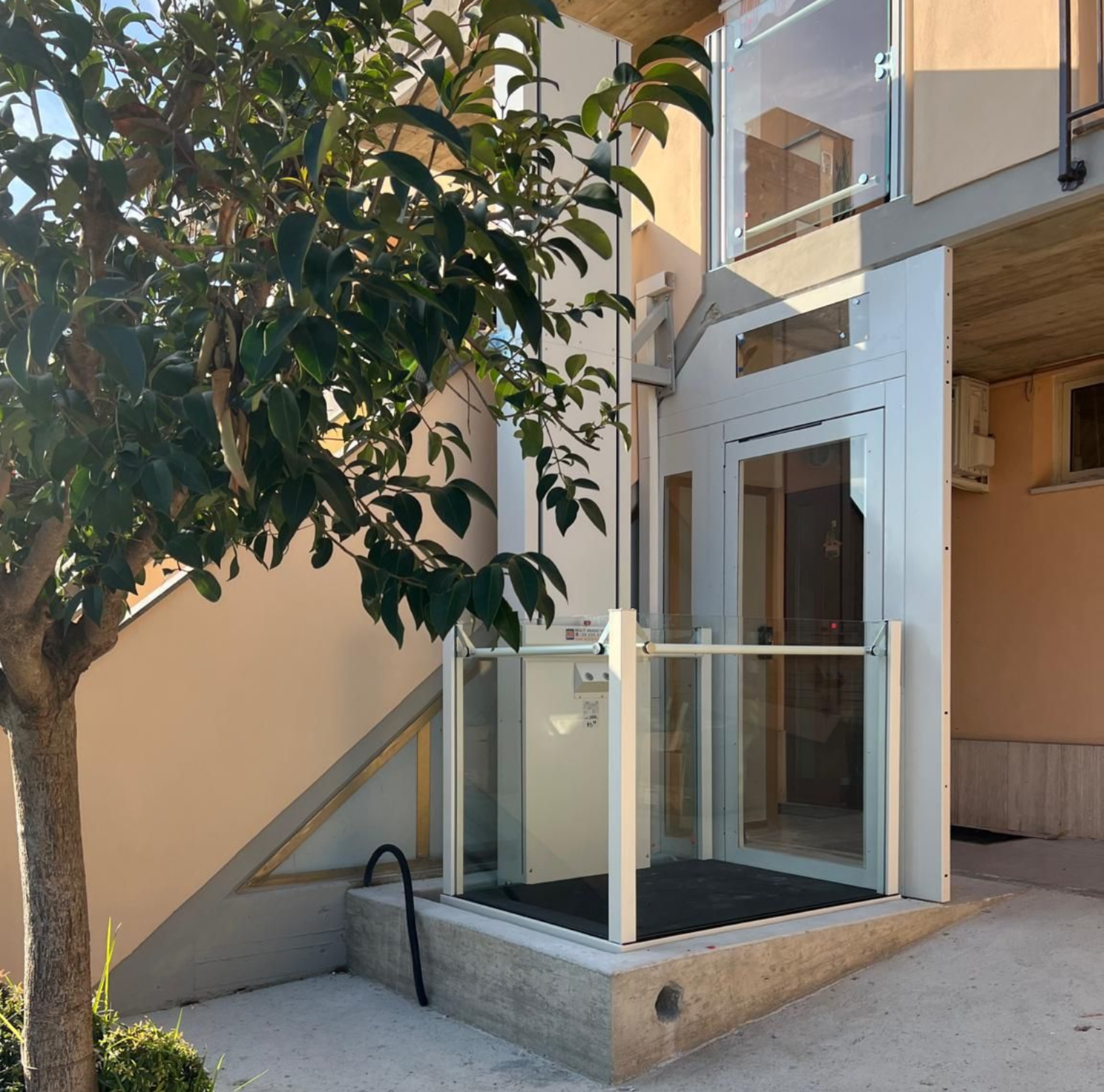 TopLevel, la piattaforma elevatrice opnespace che integra nella colonna laterale il sistema di sollevamento