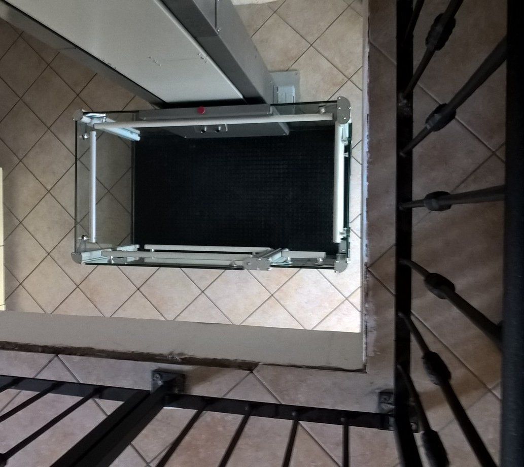 Elevador TopLevel caracterizado por líneas esenciales y un diseño que se adapta a cualquier entorno