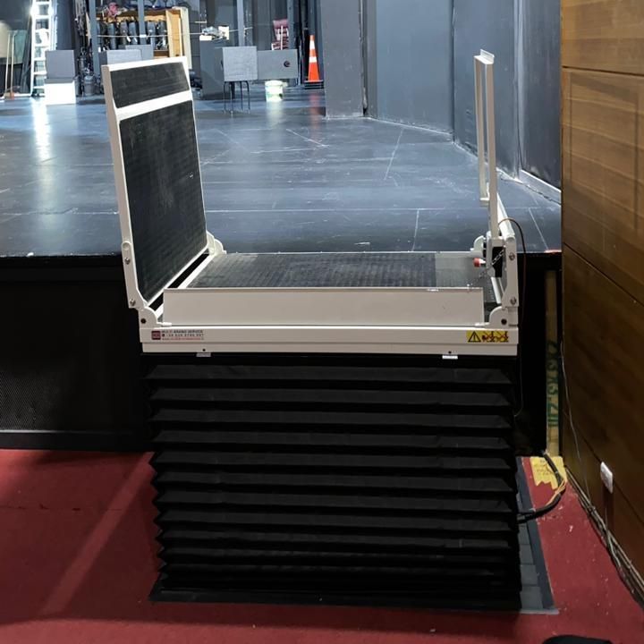Origami - Piattaforma elevatrice per l'accesso al palco