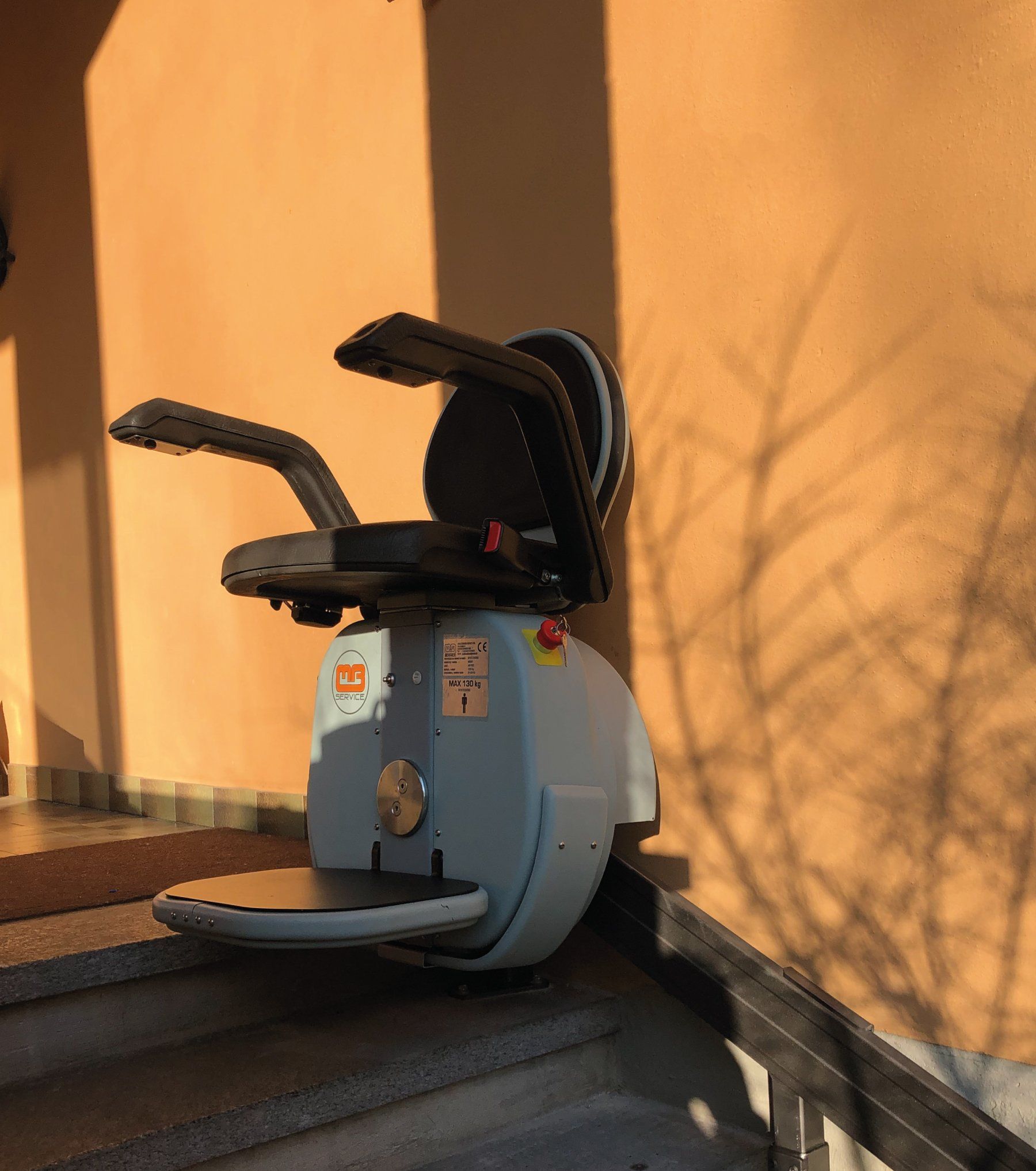 Poltroncina servoscala configurabile con qualsiasi tipo di scala, rettilinea o curvilinea, sul giro interno o esterno della scala, in ambienti interni o esterni.