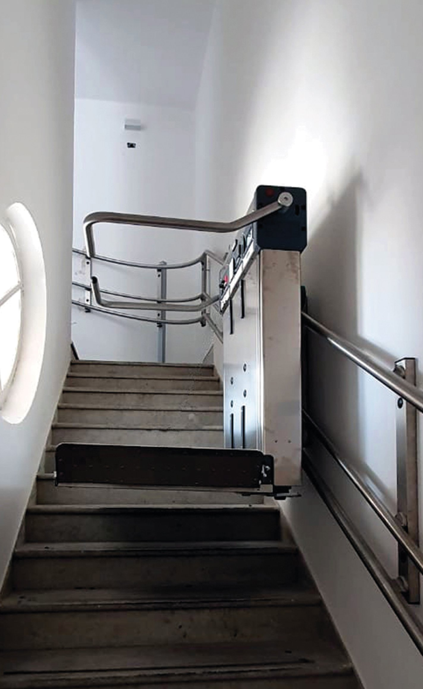 PIattaforma servoscala per scale rettilinee e curvilinee