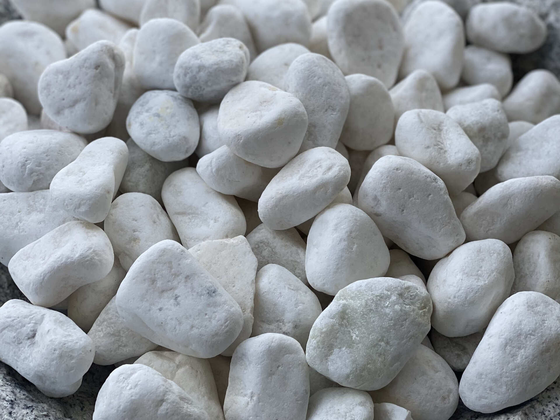 Arctic White Bagged Beach Pebbles