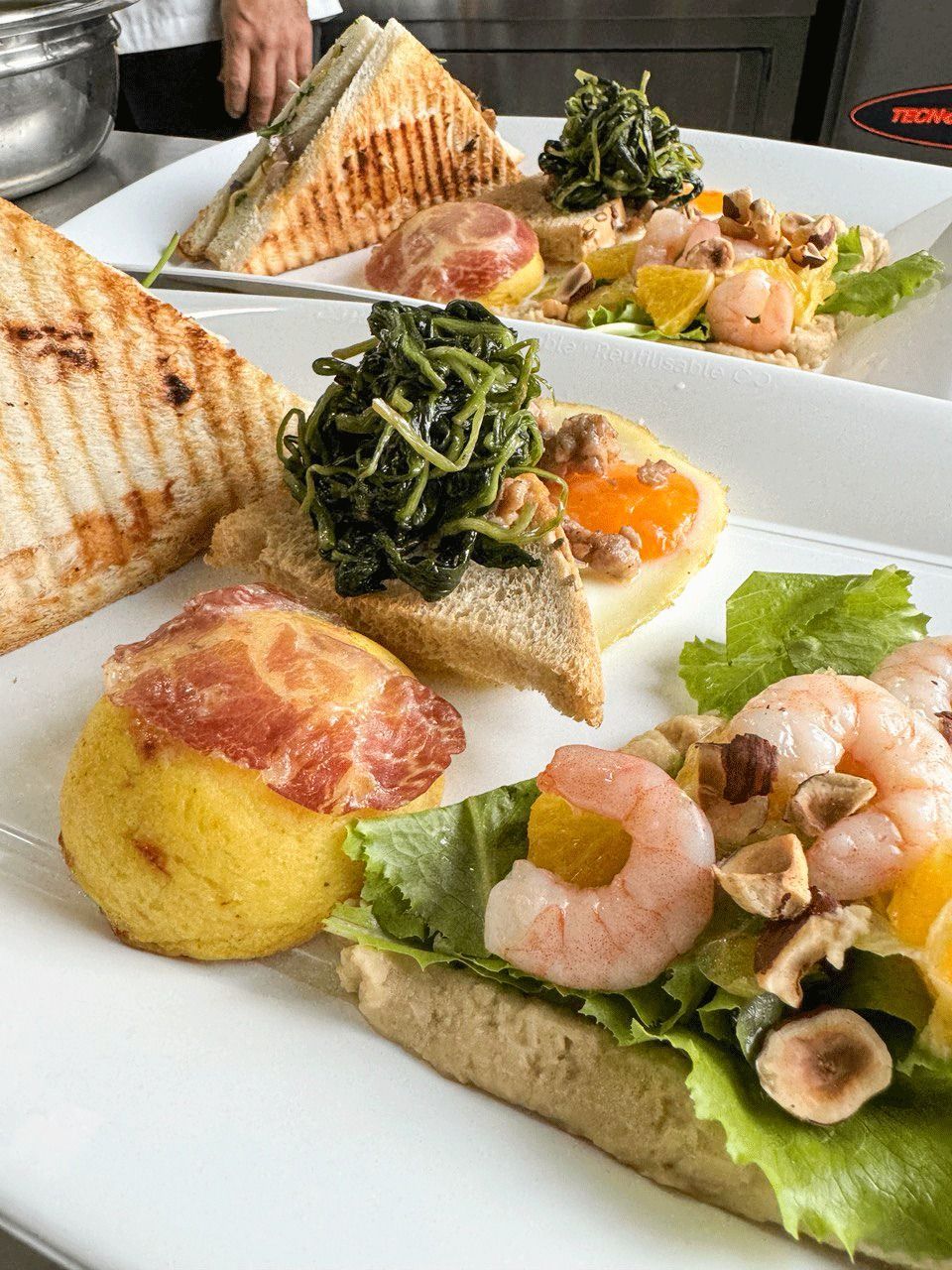 tagliere e bottiglie di vino