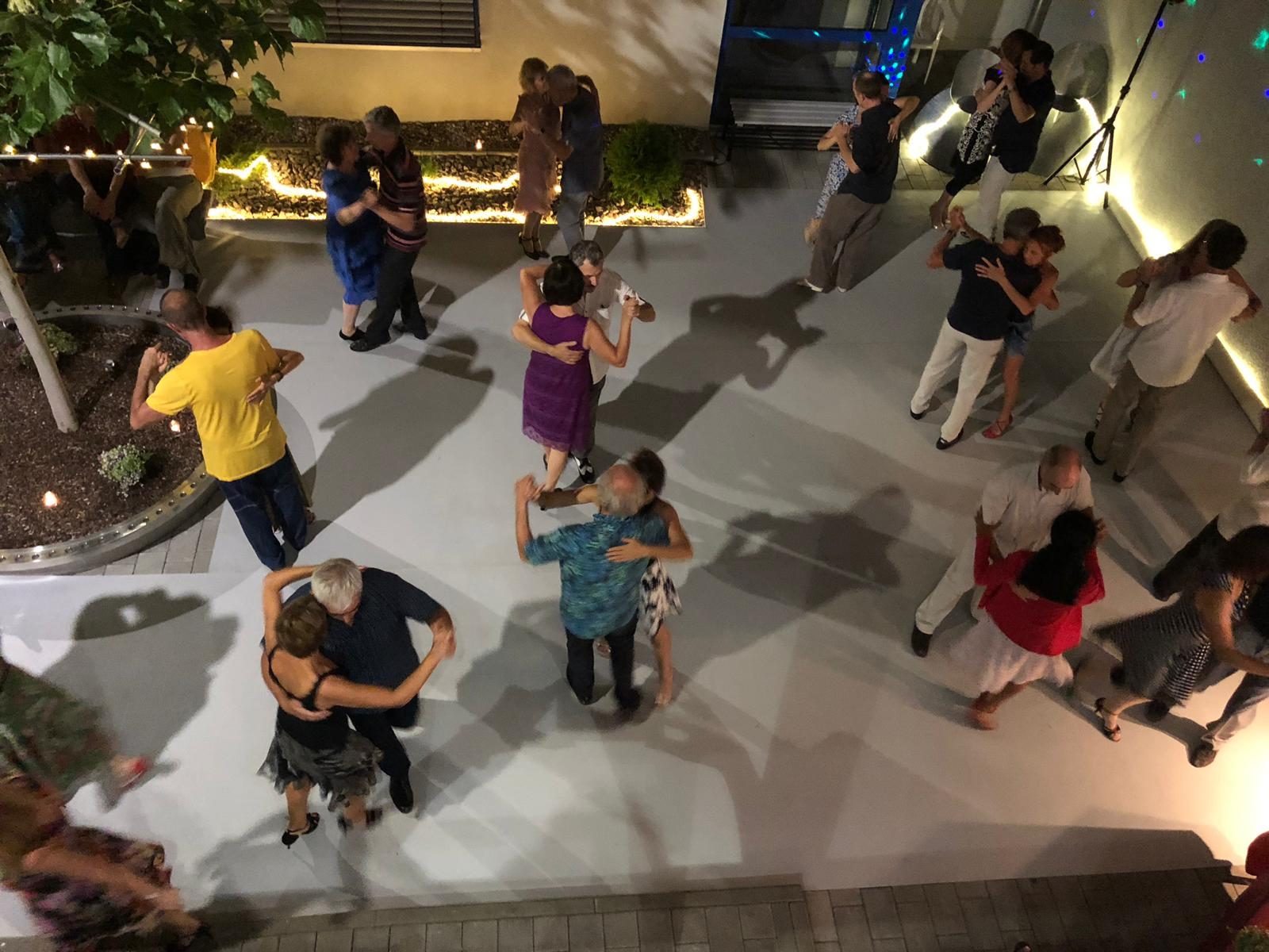 TANZE TANGO MIT UNS
