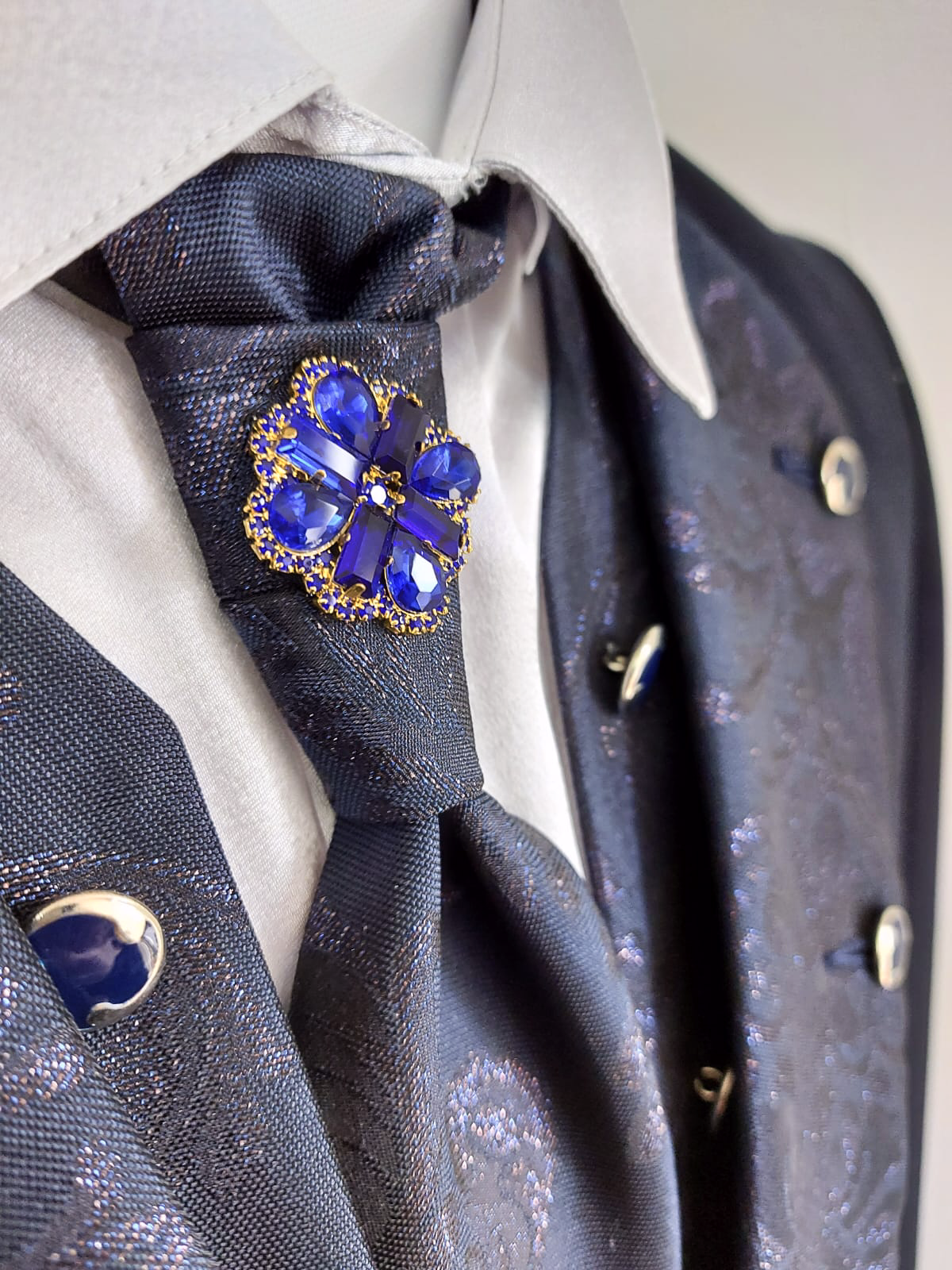 Un primo piano di una persona che indossa un abito e una cravatta