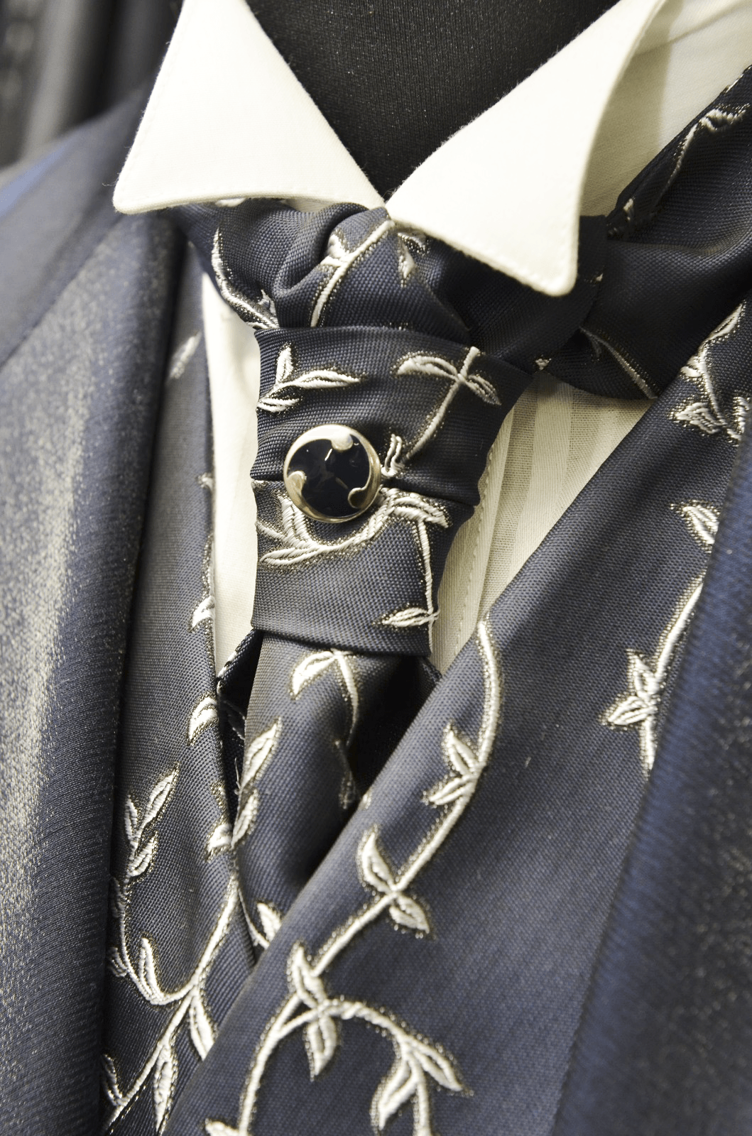 Un primo piano di un abito e cravatta da uomo