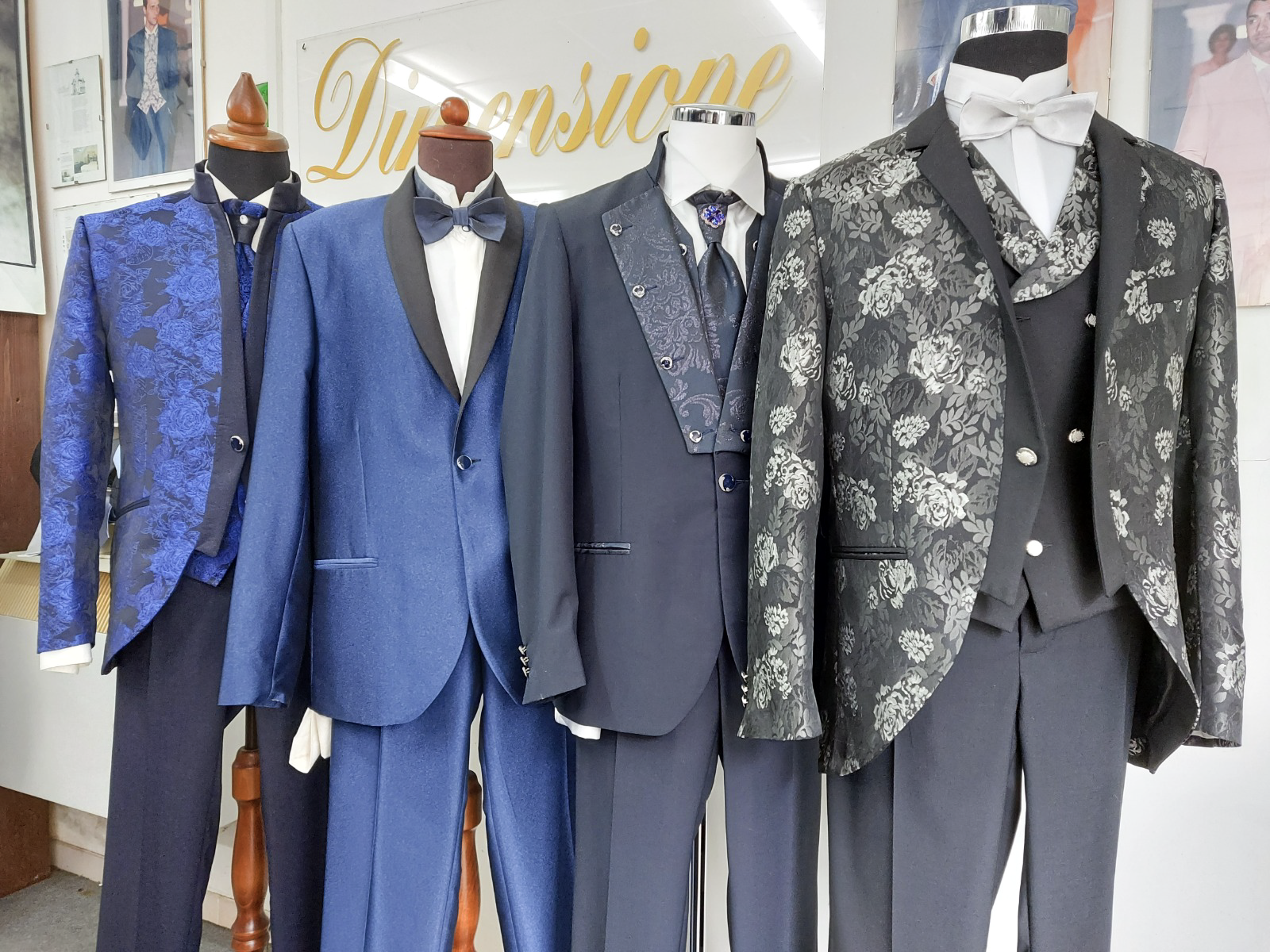 Un gruppo di abiti da uomo sono esposti in un negozio