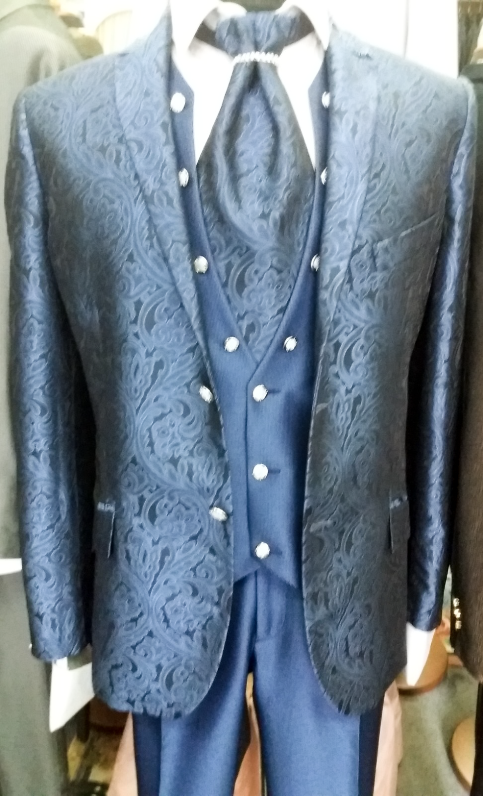 Un abito blu con camicia bianca e cravatta