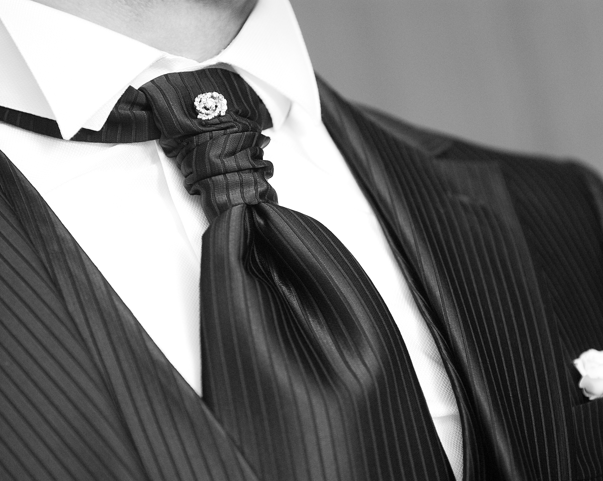 Una foto in bianco e nero di un uomo in giacca e cravatta