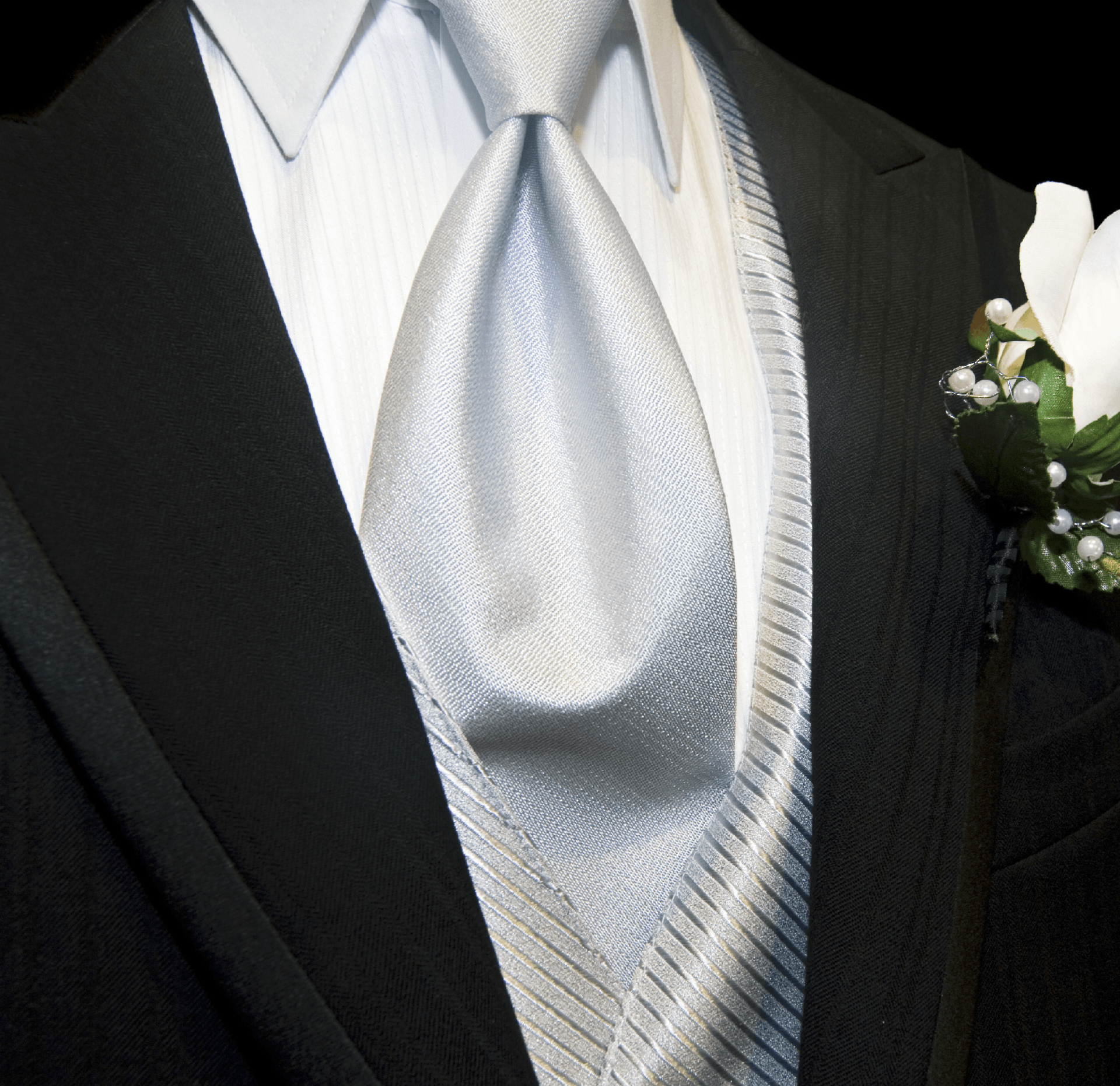 Un uomo in giacca e cravatta ha un fiore in tasca