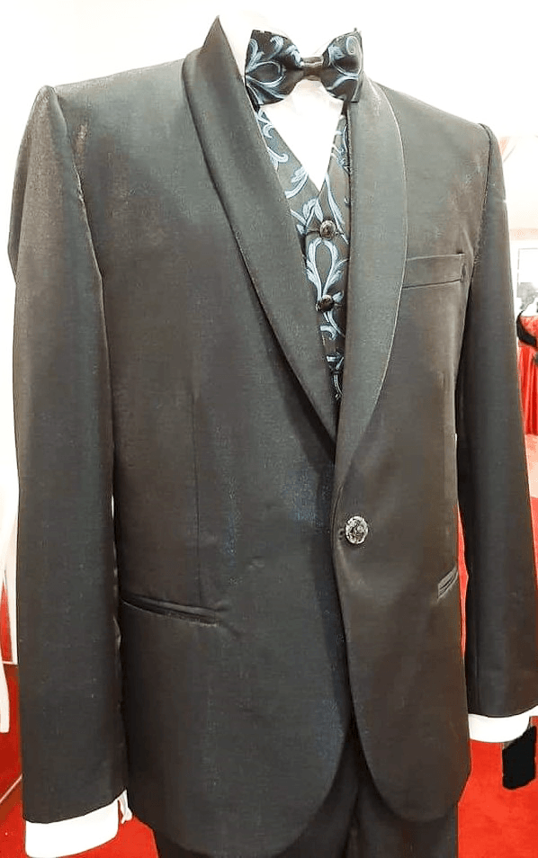 Uno smoking nero con papillon è su un manichino.