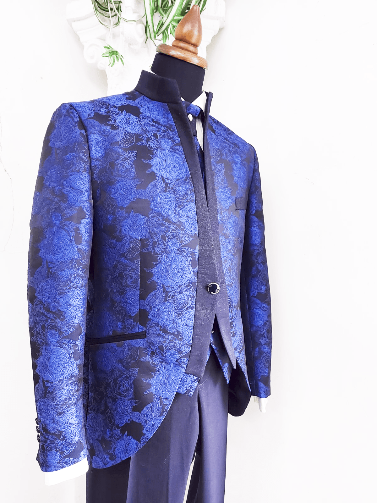 Un abito blu e nero è su un manichino.