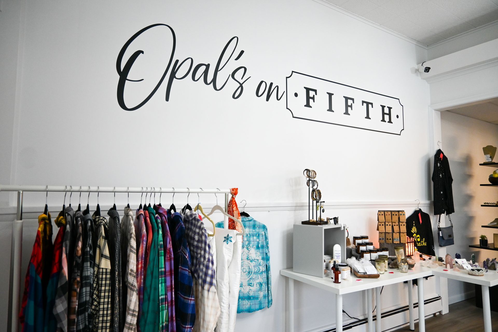 A white wall with the words opal 's on fifth written on it