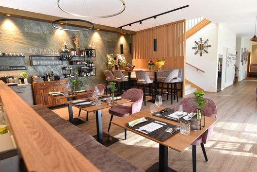 Ein Schild mit der Aufschrift „Das Liebeseck“ vorm Restaurant