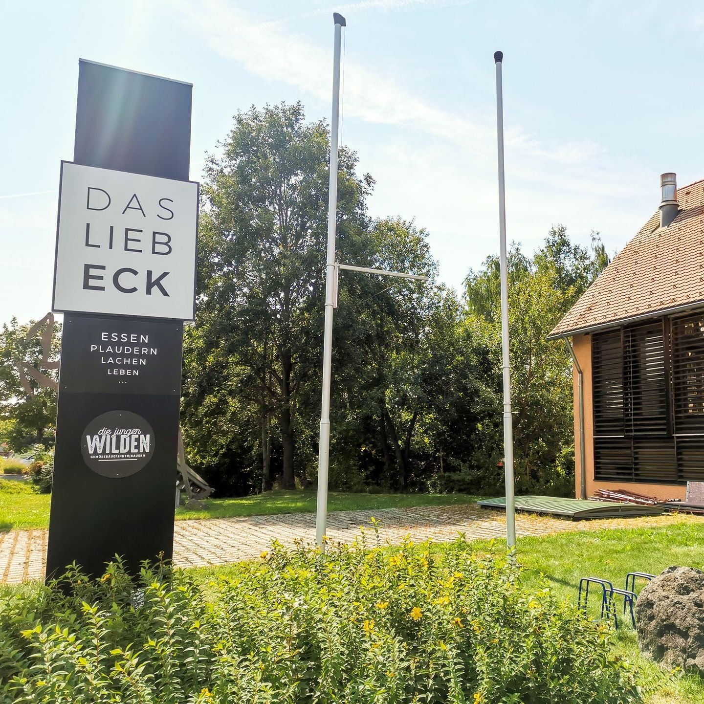 Ein Schild mit der Aufschrift „Das Liebeseck“ vorm Restaurant