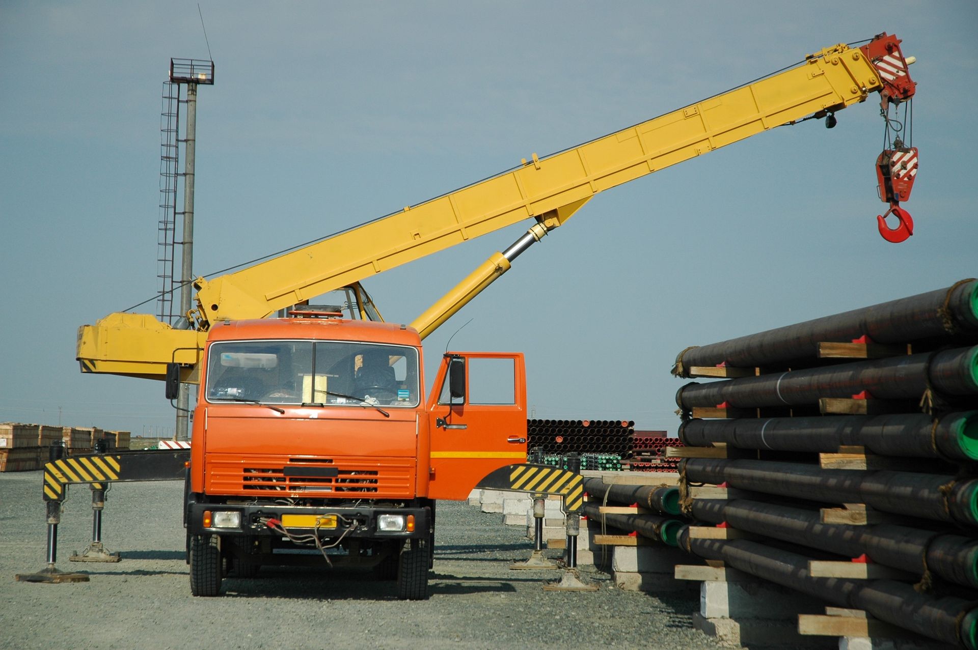 A lifting crane which can handle load up to 25 tons | Middlesex County, CT 