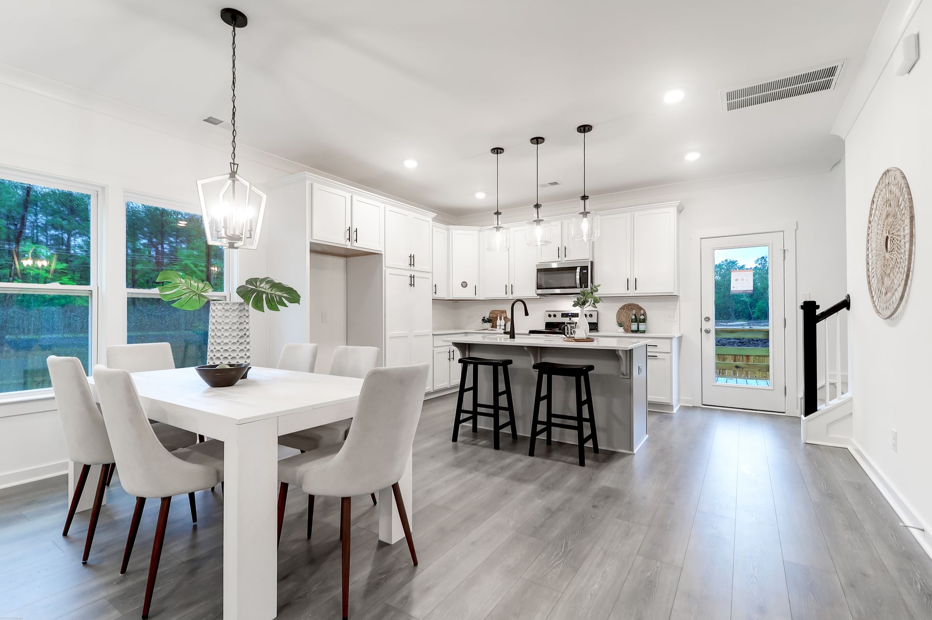A kitchen and dining room in a house with a table and chairs.