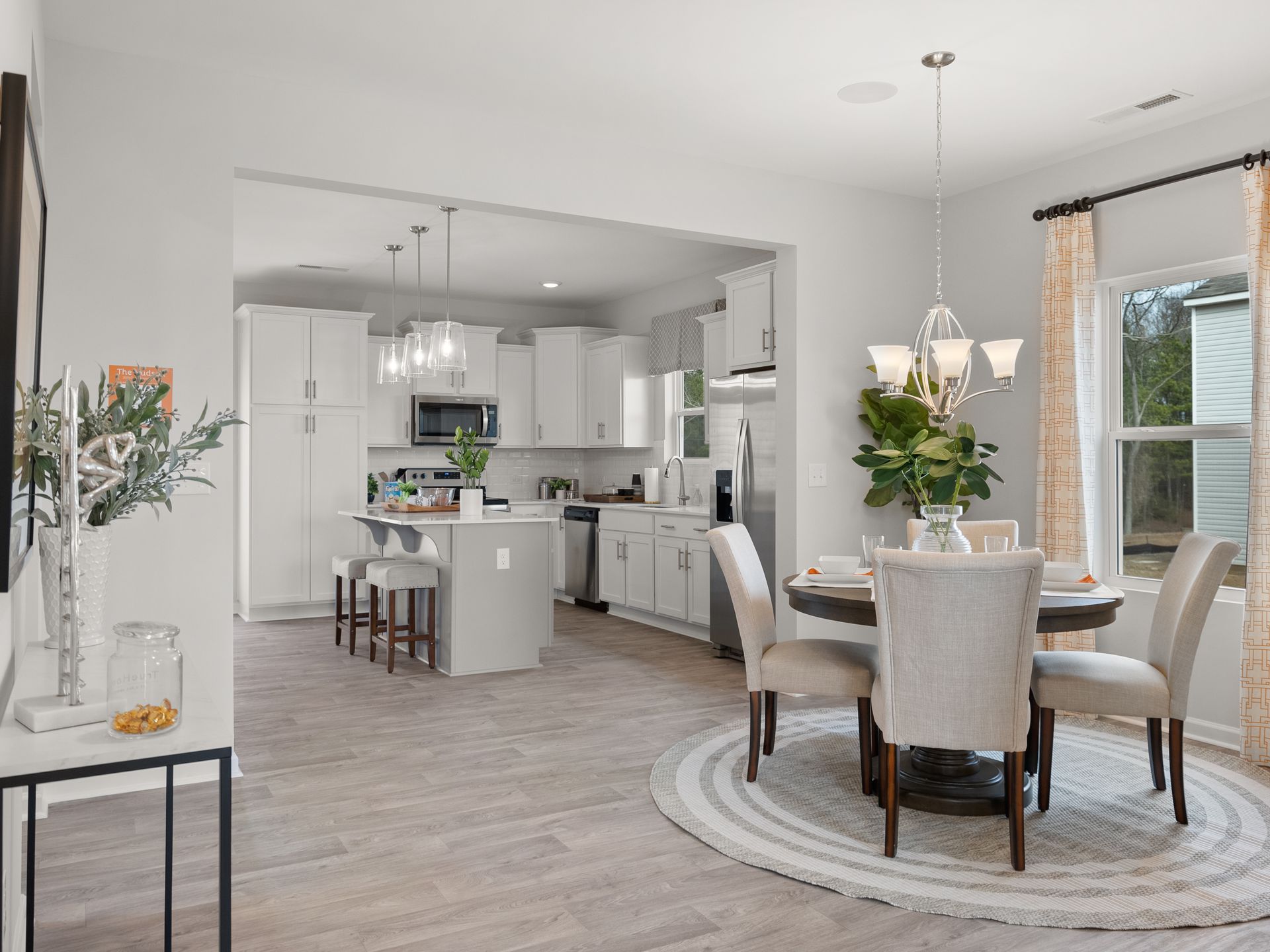 There is a dining room table and chairs in the middle of the room.